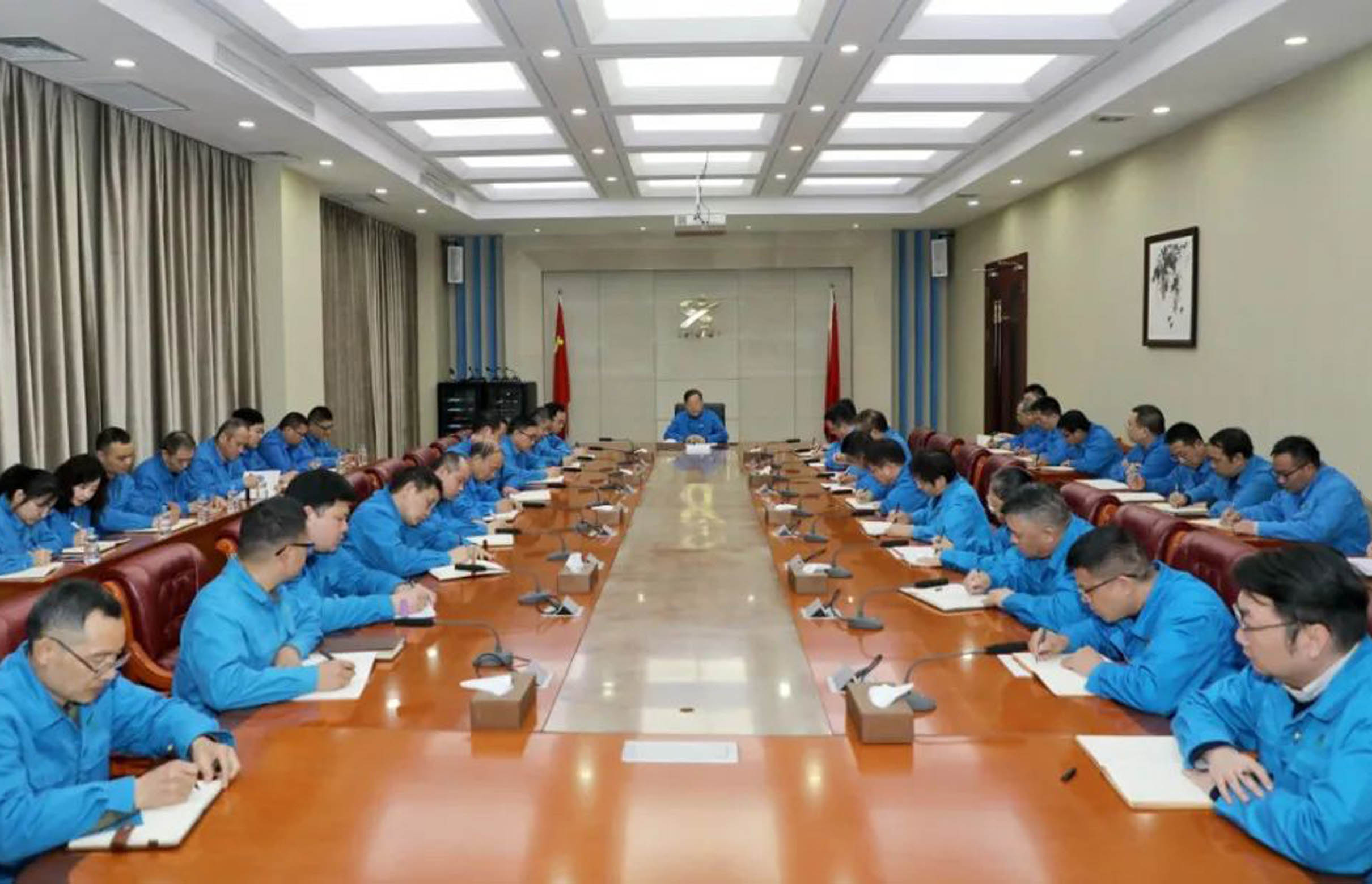 学习民营企业座谈会精神——爱游戏（中国）一站式服务平台集团：发挥装备能力强、制造能力强、创新能力强的优势，坚守主业、做强实业。